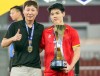 HLV Kim Sang-sik và cầu thủ Đình Bắc ăn mừng cùng chiếc cúp vô địch
