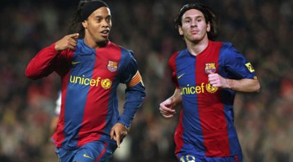 Ronaldinho khuyên Barca treo áo số 10 của Messi