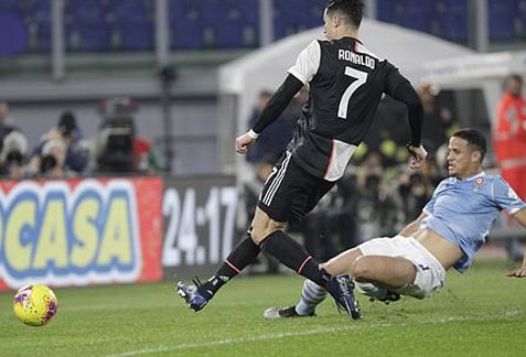 Ronaldo mở tỷ số trận đấu ở giữa hiệp 1