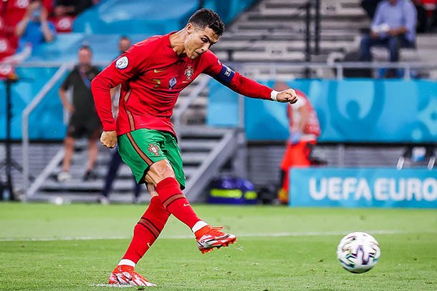 Ronaldo mở tỷ số cho Bồ Đào Nha trên chấm 11m