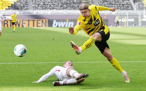 Haaland làm nóng cho cuộc chạm trán Frankfurt bằng cú hat-trick vào lưới Wehen Wiesbaden