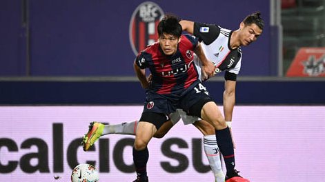 CĐV Arsenal dùng tân binh Tomiyasu 'dọa' Ronaldo
