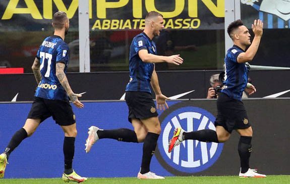 Niềm vui của Lautaro Martinez sau khi giúp Inter dẫn trước Atalanta