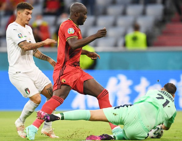 ​​​​​​​Cái duyên ghi bàn của Lukaku trước thủ môn Donnarumma (nằm) sẽ giúp Bỉ vượt qua Italia. 
