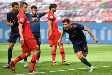 ​​​​​​​Các cầu thủ Leverkusen khó lòng ngăn cản Lewandowski