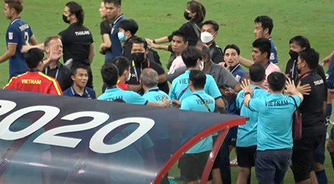 ĐT Việt Nam và ĐT Thái Lan xô xát ngay trên sân sau trận bán kết AFF Cup