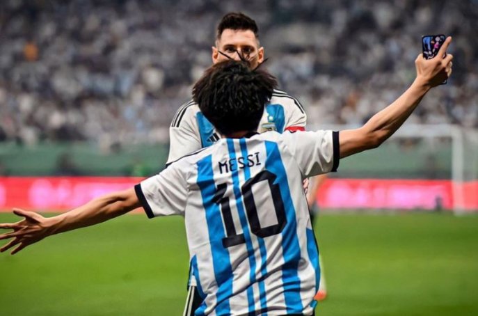 Thanh niên Trung Quốc ôm chầm lấy Messi là ai?