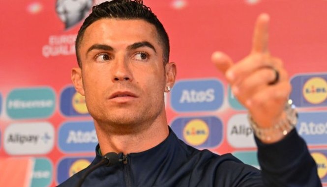 Ronaldo tại buổi họp báo trước trận gặp Iceland. Ảnh: GETTY