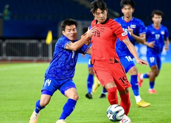 Thái Lan (áo xanh) thua 0-4 Hàn Quốc (áo đỏ) ngay trong hiệp một. Ảnh: FAT