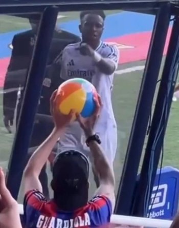 Vinicius chỉ mặt CĐV Barca khi bị khiêu khích.