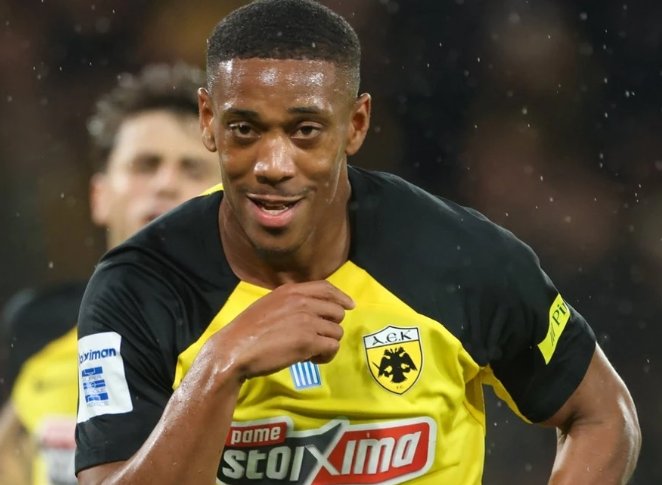 Martial có thể rời AEK.