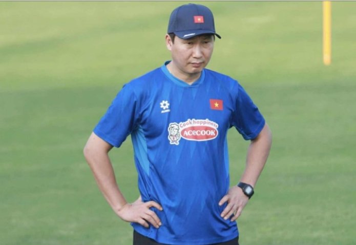 HLV Kim Sang Sik thay đổi sơ đồ thi đấu