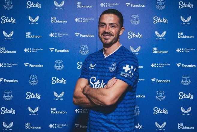 Grealish ra mắt Everton với vẻ ngoài lạ mắt