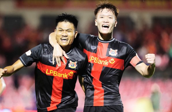CLB Ninh Bình tạm xếp nhì bảng sau khi thắng trận đầu tiên.