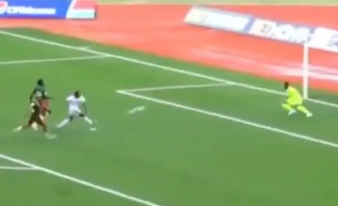 Onana bị chế giễu vì lại làm trò hề với bàn thua từ sự nghiệp dư của anh trong trận đấu của tuyển Cameroon. ẢNH: SUN SPORTS