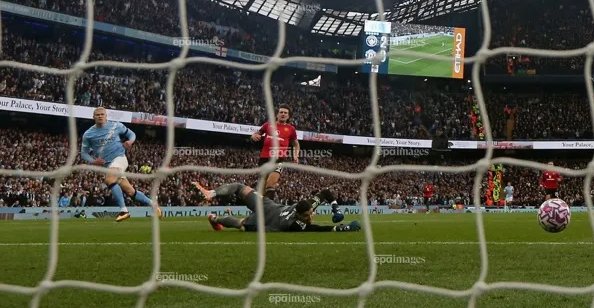 Haaland lập cú đúp trước Manchester United.