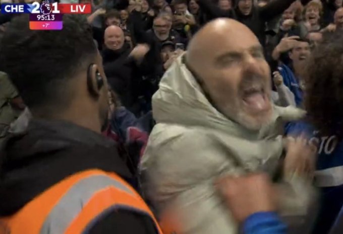 Maresca chạy ra ăn mừng cùng học trò - Ảnh: BR Football