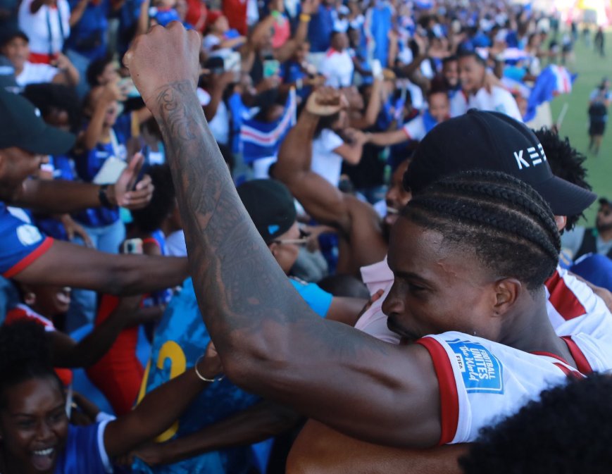 Quốc gia chưa bằng 1% dân số Việt Nam gây địa chấn giành vé dự World Cup