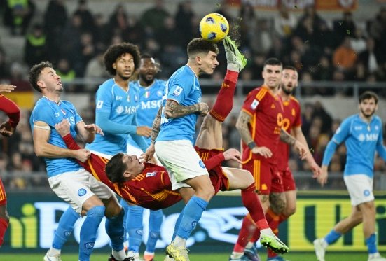 Tip bóng đá 01/12 02:45 Roma vs Napoli: Kỳ phùng địch thủ