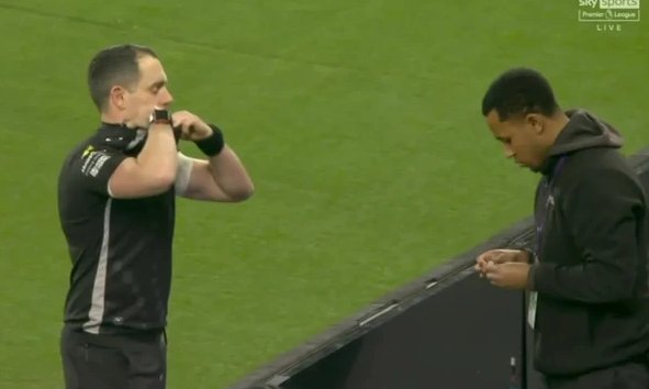 Trận derby Bắc London giữa Tottenham và Arsenal đã bị gián đoạn 2 lần do sự cố kỹ thuật. Ảnh: SunSport