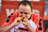 "Thánh ăn" Joey Chestnut nổi tiếng của Mỹ. Ảnh: The New York Post.