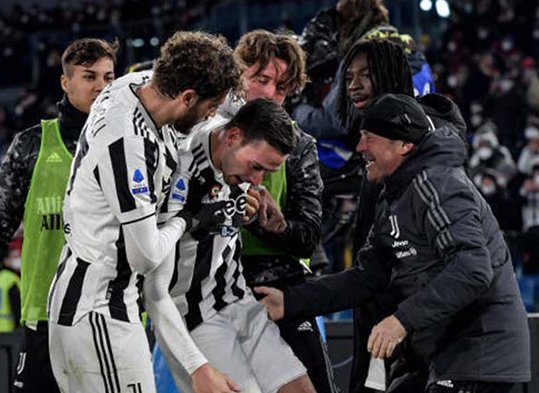 ​​​​​​​De Sciglio ghi bàn thắng quyết định cho Juventus
