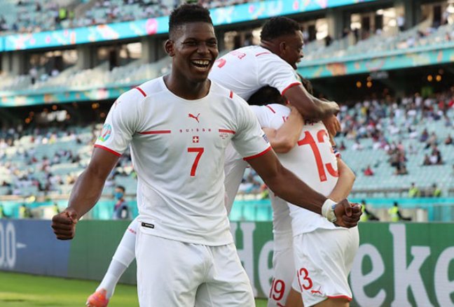 ​​​​​​​Tiền đạo Embolo sẽ cùng ĐT Thụy Sỹ ăn mừng chiến thắng trước đội bóng đến từ nơi anh sinh ra là… Cameroon