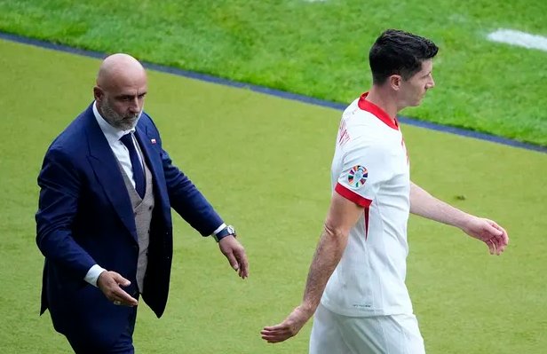 HLV Michala Probierza chia tay tuyển Ba Lan sau mâu thuẫn với Lewandowski