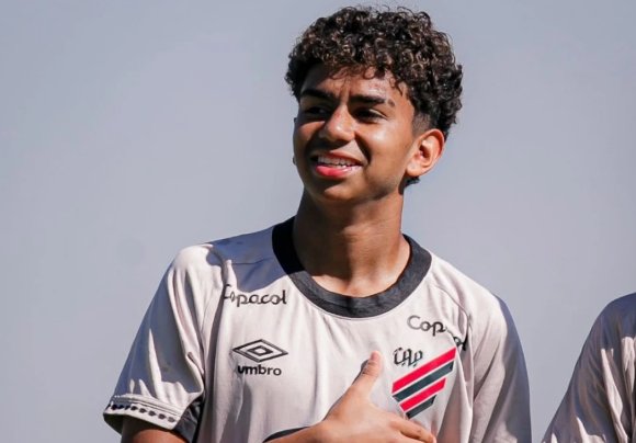 Cầu thủ gây chú ý vì quá giống Yamal