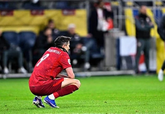 Lewandowski buồn bã sau trận thua trước đội tuyển Thụy Điển. (Nguồn: Getty Images)